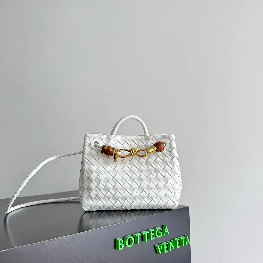 The new Andiamo batch of 3060 BV is shipped‼ ️The classic intercciato weaving process is used to create a soft bag, the metal knot is made of micro-cast aluminum using jewelry technology🪢, and the decorative beads are made of metal and hand-polished oak, allowing you to jump repeatedly between elegance and fun💃, making it unpredictable. Classic and versatile, it shows off your temperament, and the bag has a large capacity, making it very convenient for daily commuting! It has a variety of carrying methods, the shoulder straps can be adjusted by yourself, the original lambskin feels soft and delicate, and the unisex style breaks gender boundaries and brings a more practical and long-lasting use experience. The Andiamo, which has both elegant and casual styles, perfectly interprets the "fashionable old money style". Style number: 743568+wood hardware Color: white Size: 25*22*10.5cm